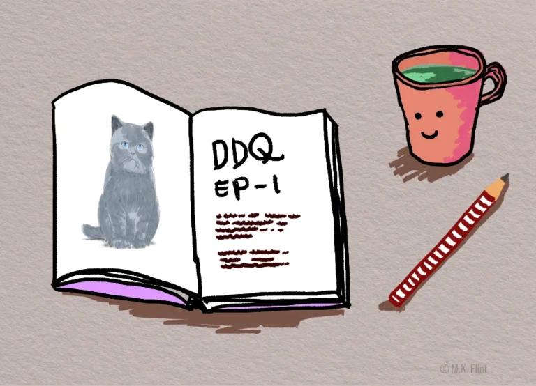 開いたノート「DDQ EP-1」、グレーの猫、にこにこ顔のマッチャラテマグ、赤い縞模様の鉛筆が並ぶベージュのテクスチャ背景の手描きイラスト。