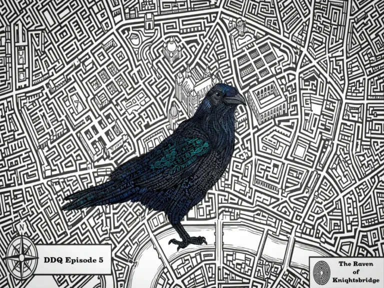 暗号化されたゲノム配列のタイポグラフィで羽が形づくられた黒いレイヴンが、青とティールに発光しながら、ロンドン中心部を描いた緻密な白黒の線画地図の上に立っている。四隅にはコンパスローズと迷宮のエンブレム。ドラッグ・ディテクティブ・クイーン第5話「ナイツブリッジのレイヴン」。